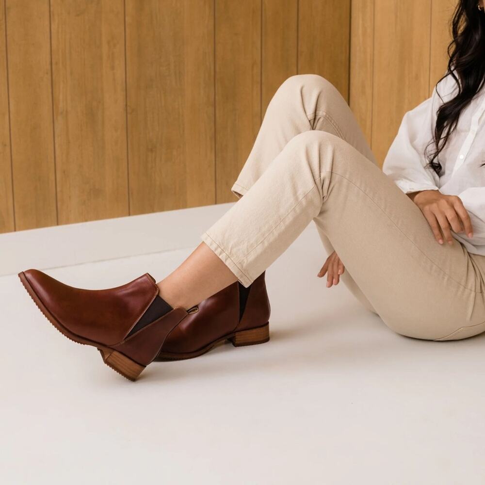 Nisolo Eva Everyday Chelsea Boot Auburn Leather NIB 8.5 Sustainable Designer - Picture 2 of 16